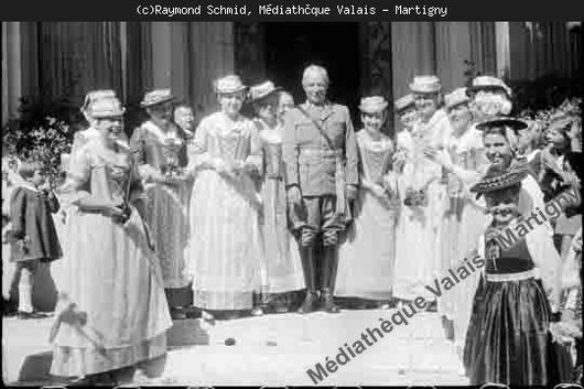 Le Général Guisan et les dames de Sion, 1939 Le Général Guisan et les dames de Sion, 1939